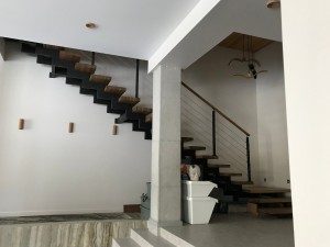 Установка лестницы Гарант со ступенями из дуба 60 мм и тросовым ограждением в д. Слободщина Установка лестницы Гарант со ступенями из дуба 60 мм и тросовым ограждением в д. Слободщина