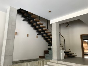 Установка лестницы Гарант со ступенями из дуба 60 мм и тросовым ограждением в д. Слободщина Установка лестницы Гарант со ступенями из дуба 60 мм и тросовым ограждением в д. Слободщина