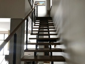 Установка лестницы Гарант со ступенями из дуба 60 мм и тросовым ограждением в д. Слободщина Установка лестницы Гарант со ступенями из дуба 60 мм и тросовым ограждением в д. Слободщина