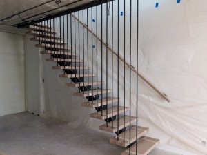 Установка лестницы Моно со ступенями из дуба 60 мм с ограждением в потолок на пр-те Дзержинского