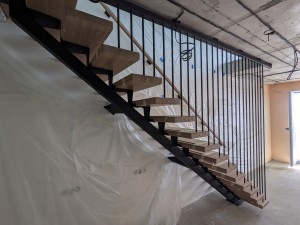 Установка лестницы Моно со ступенями из дуба 60 мм с ограждением в потолок на пр-те Дзержинского Установка лестницы Моно со ступенями из дуба 60 мм с ограждением в потолок на пр-те Дзержинского