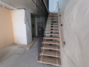 Установка лестницы Моно со ступенями из дуба 60 мм с ограждением в потолок на пр-те Дзержинского Установка лестницы Моно со ступенями из дуба 60 мм с ограждением в потолок на пр-те Дзержинского