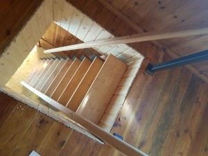Лестница на второй этаж в маленьком доме Лестница на второй этаж в маленьком доме