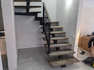 Установка лестницы Квадро со ступенями из хвои и ограждением Мозаика на пер. Халтурина