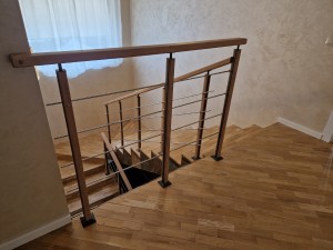 Установка ограждения из рейлингов с комбинированными стойками с накладками из дуба в деревне Старина