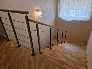 Установка ограждения из рейлингов с комбинированными стойками с накладками из дуба в деревне Старина