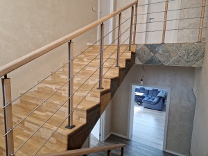 Установка ограждения из рейлингов с комбинированными стойками с накладками из дуба в деревне Старина