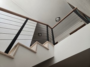 Тросовое ограждение с дубовым поручнем для лестницы в Солигорске