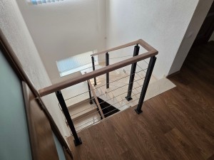 Тросовое ограждение с дубовым поручнем для лестницы в Солигорске