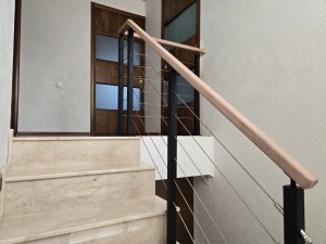 Тросовое ограждение с дубовым поручнем для лестницы в Солигорске