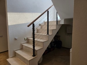 Тросовое ограждение с дубовым поручнем для лестницы в Солигорске