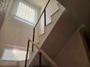 Тросовое ограждение с дубовым поручнем для лестницы в Солигорске