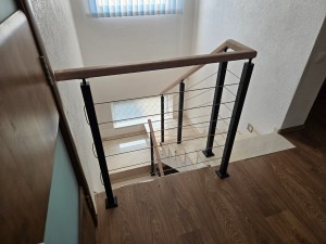 Тросовое ограждение с дубовым поручнем для лестницы в Солигорске