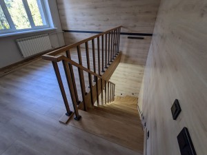 Установка комбинированных стоек на лестницу заказчика в Ратомке