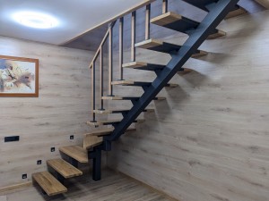 Установка комбинированных стоек на лестницу заказчика в Ратомке