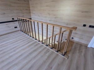 Установка комбинированных стоек на лестницу заказчика в Ратомке