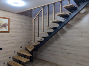 Установка комбинированных стоек на лестницу