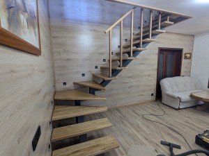 Установка комбинированных стоек на лестницу