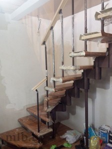Г-образная конструкция лестницы с забежными ступенями