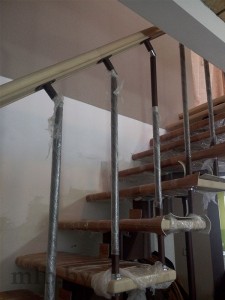 Бежевые ступени для лестницы с защитой на время ремонта