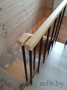 Современная лестница с деревянными ступенями