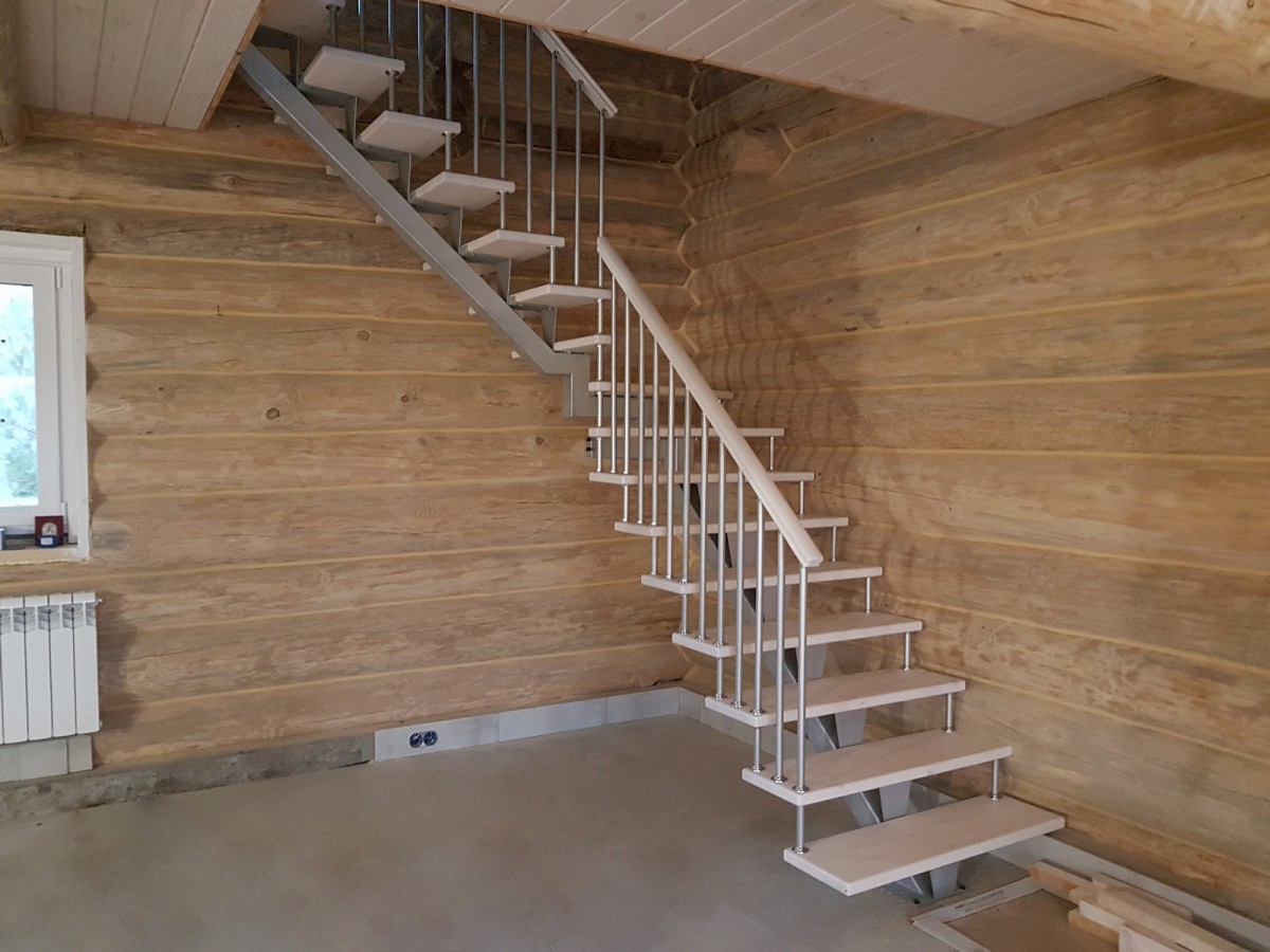 Стильная лестница в деревянный дом 