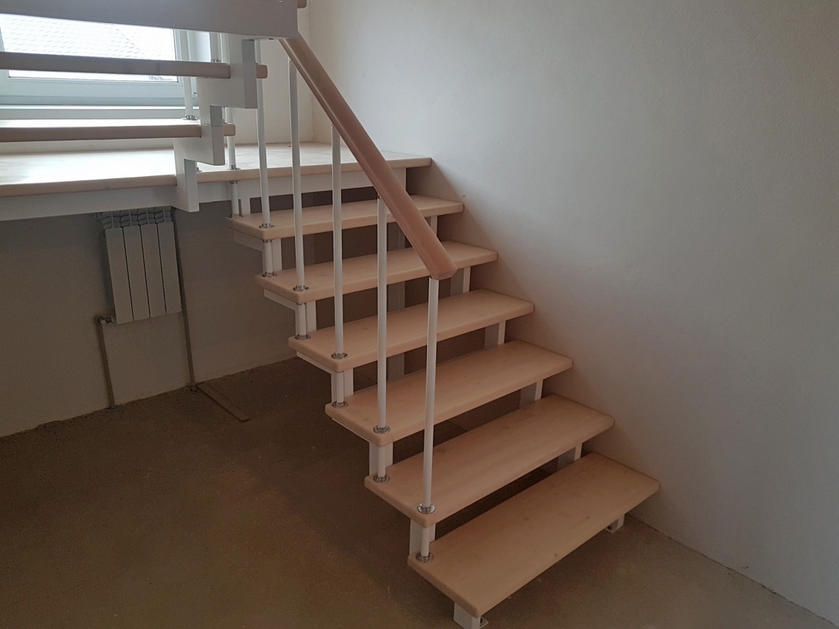 Надежные двухкосоурные лестницы для дома